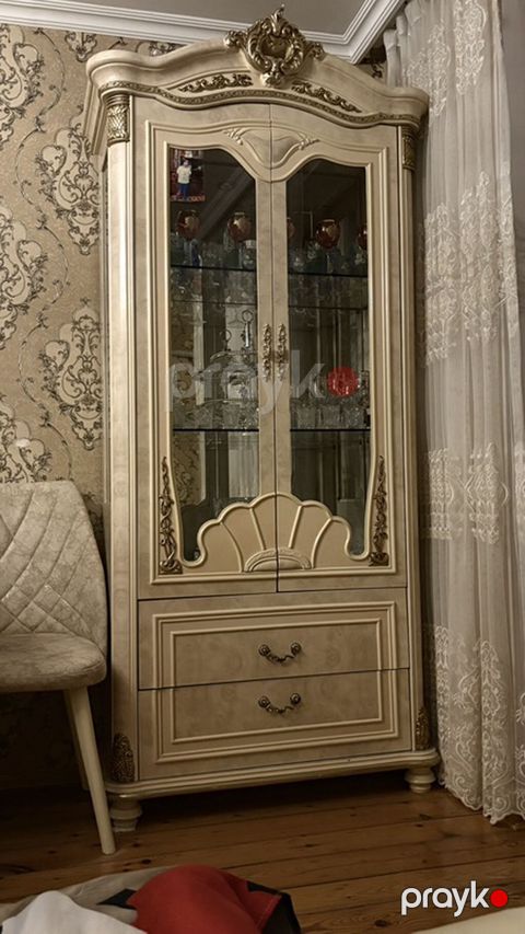 Klassik üslubda vitrin-bufet - Rəng: krem/bej tonlarında, qızılı
