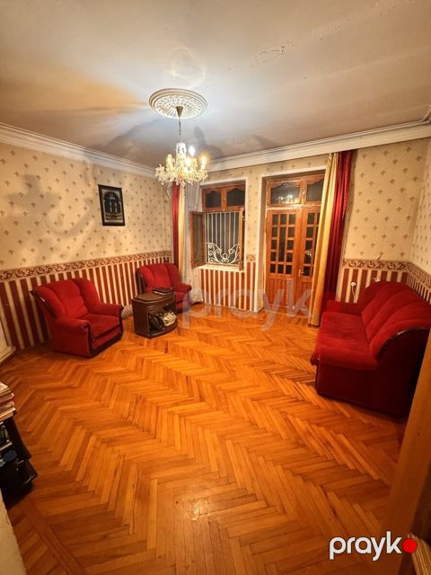 İcarəyə verilir 3 otaqlı köhnə tikili 104 m²