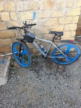 Velosiped – dağ/şosse tipli hibrid - Rəng: gümüşü gövdə, mavi təkər — Dağ Velosipedləri