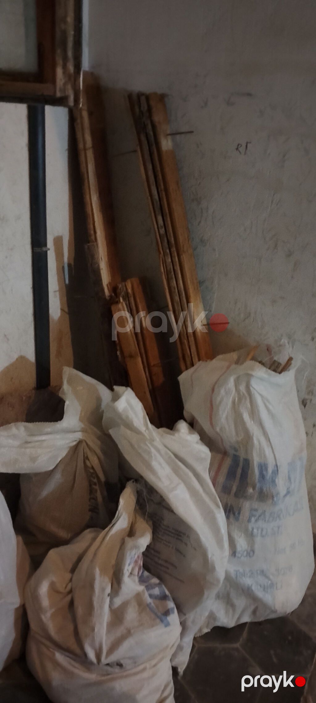 İşlənmiş otaq qapıları və taxta materialları verilir. Məhsul təsviri — Pəncərələr, qapılar, balkonlar, Sumqayıt (2)