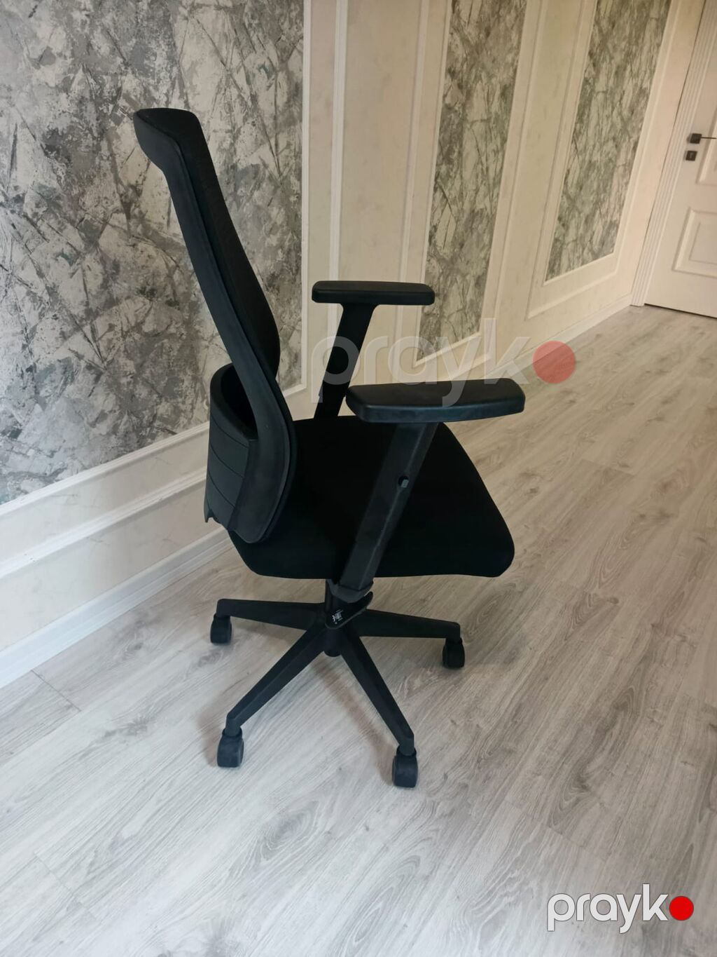 Erqonomik ofis kreslosu – qara rəng - Nəfəsalan mesh arxa dayaq — Ofis mebeli, Bakı (3)