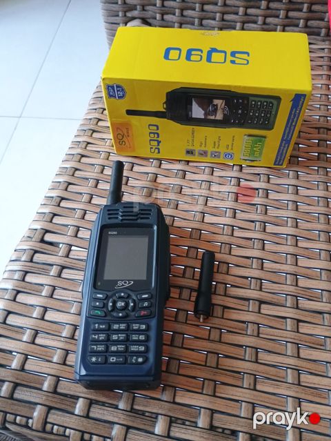 SQT S090 iki-SIMli düyməli telefon/radio Xüsusiyyətlər: - 1.77" — Digah