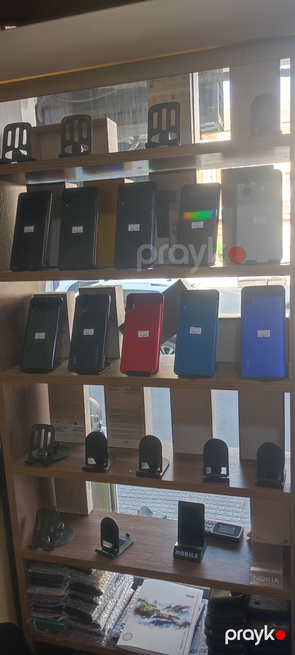 Məhsul: Mobil telefonlar və aksesuarlar vitrini Təsvir: - Vitrində — Vitrini, Bakı