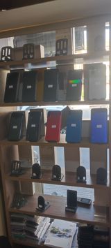 Məhsul: Mobil telefonlar və aksesuarlar vitrini Təsvir: - Vitrində — İslam