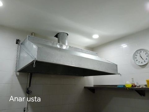 Mətbəx üçün sənaye havalandırma sistemi və tüstü çəkən başlıqlar — Saray