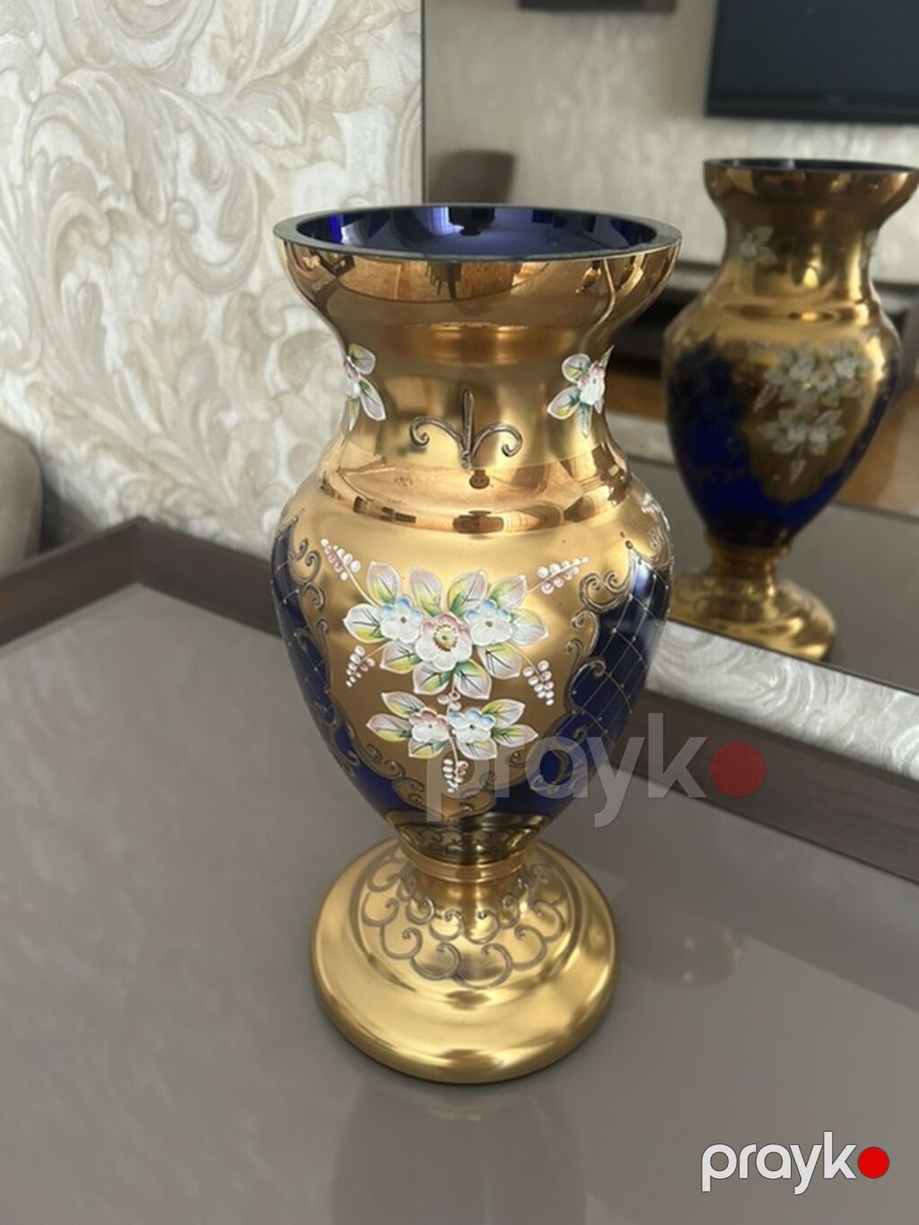 Bir vaza — Vaazalar, kreslolar, süni çiçəklər, Bakı