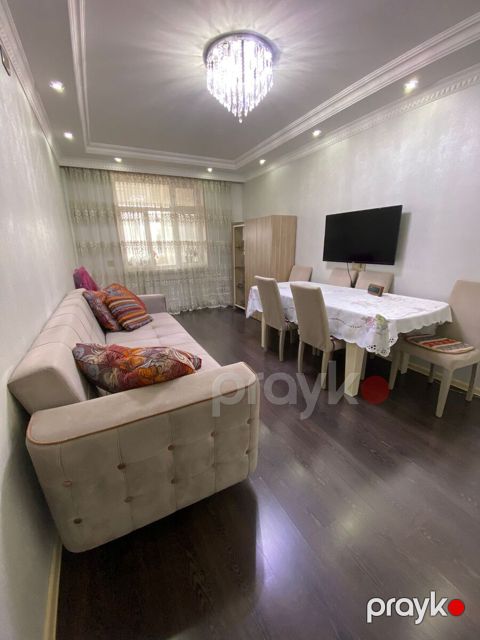Satılır 4 otaqlı köhnə tikili 135 m²