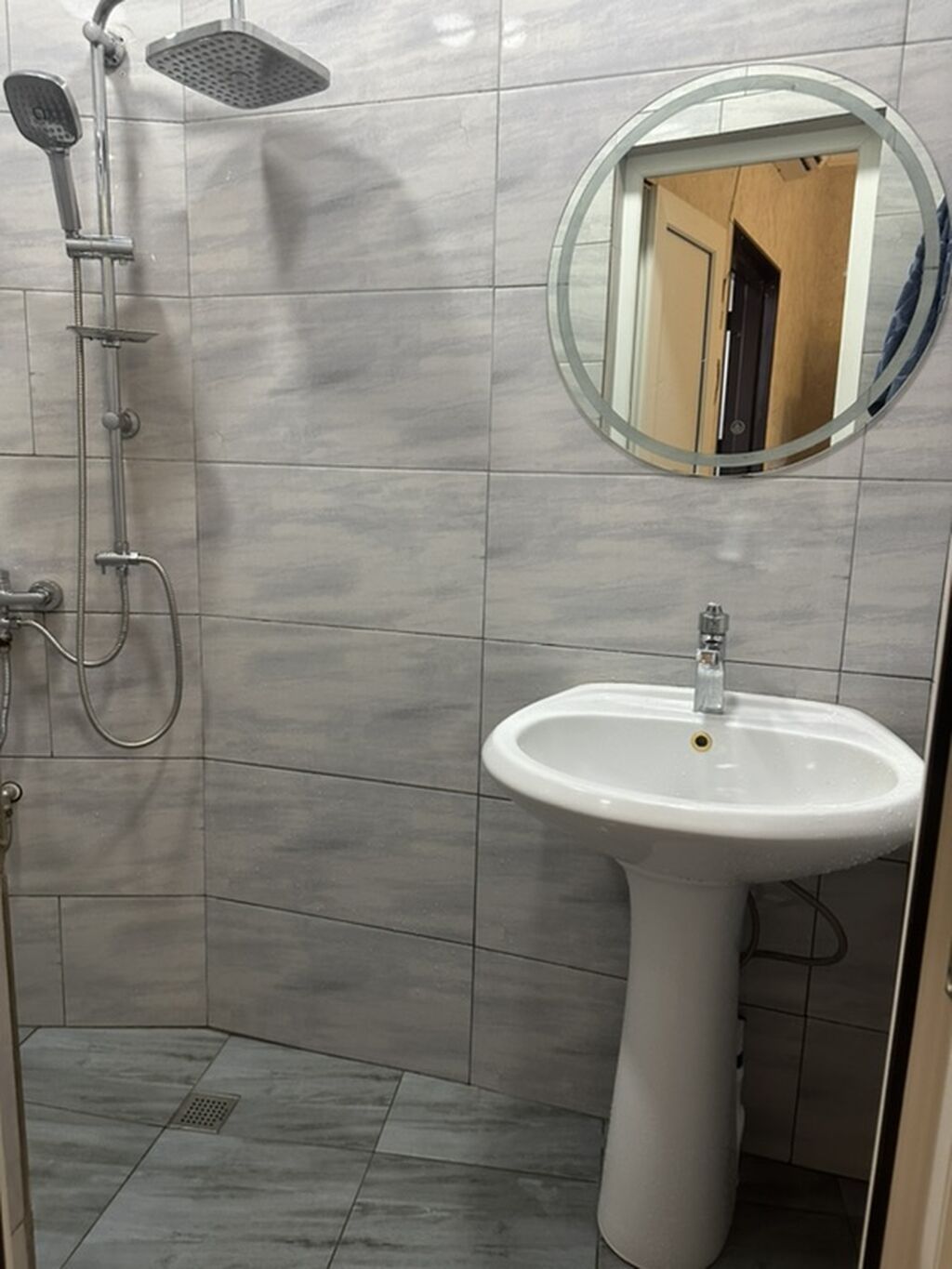 Satılır – həyət evi - Plan: girişdən dar keçidli həyət, metal giriş — Ev, villa, Bakı (8)