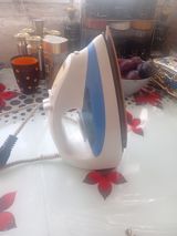Elektrik ütüsü. Ağ və mavi rəngli korpusa malik məişət ütüsüdür — Ütülər