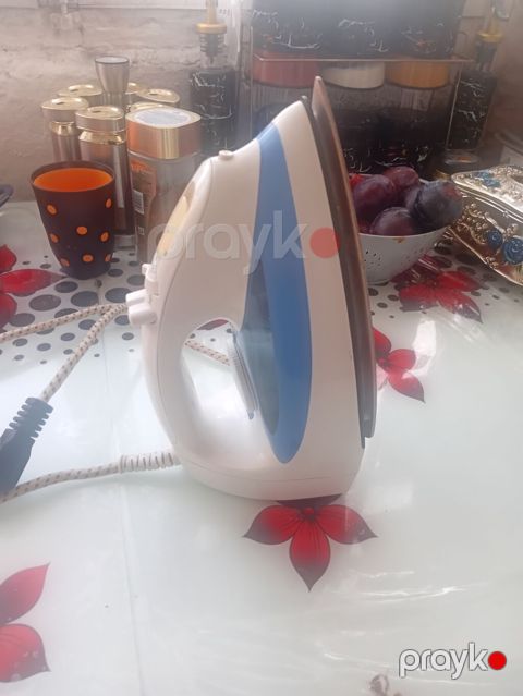 Elektrik ütüsü. Ağ və mavi rəngli korpusa malik məişət ütüsüdür — Bakı