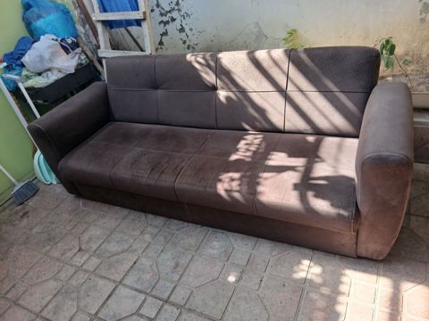 Qəhvəyi rəngli 3 nəfərlik divan satiram. Real alicilar elaqe saxlasin — Bakı