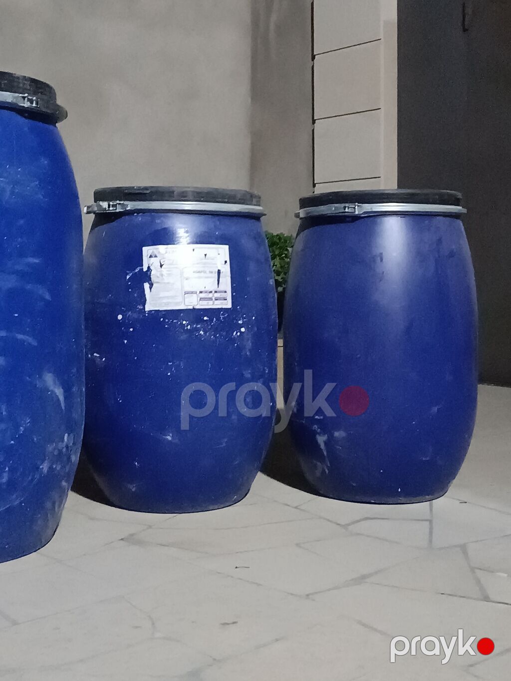 Məhsul: Mavi plastik çəlləklər (qapaqlı) Təsvir: -Böyük çəllək 225 — Su çənləri, kanisterləri, bochkalar, Bakı (2)