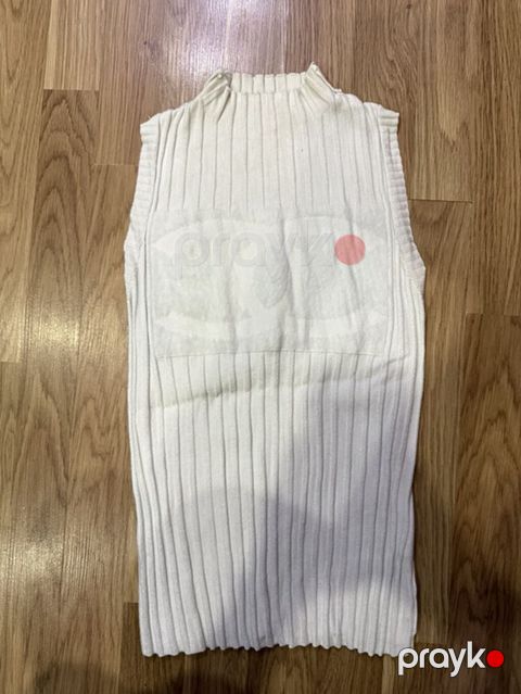 Ağ rəngli, qolsuz trikotaj jilet. - Material: qalın, elastik və yumşaq — Bakı