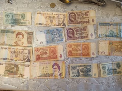 Kolleksiya üçün müxtəlif ölkələrin köhnə kağız pulları. Dəstdə — Bakı