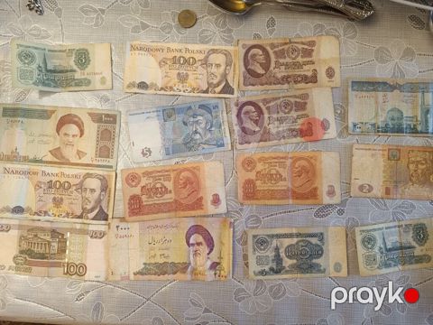 Kolleksiya üçün müxtəlif ölkələrin köhnə kağız pulları. Dəstdə — Bakı