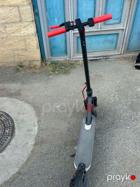 Elektrik skuter - Rəng: qara gövdə, qırmızı tutacaqlar - Göstərici — Qobustan
