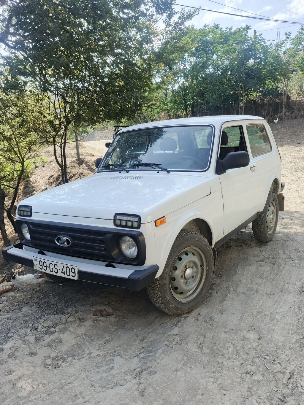 Lada Niva (VAZ 2121/21214 seriyası) 3 qapı, ağ rəng, tam ötürücülü — Avtomobillər, Digah (4)