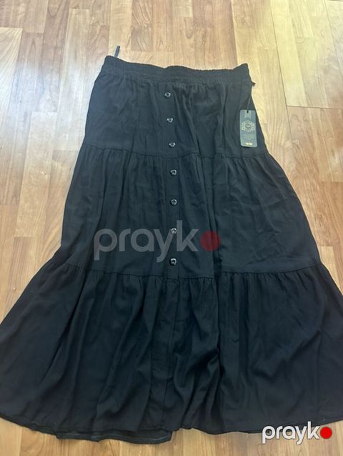 Qara ətək – maxi uzunluqda, qatlı (tiered) dizayn. - Ön hissə boyunca — Bakı
