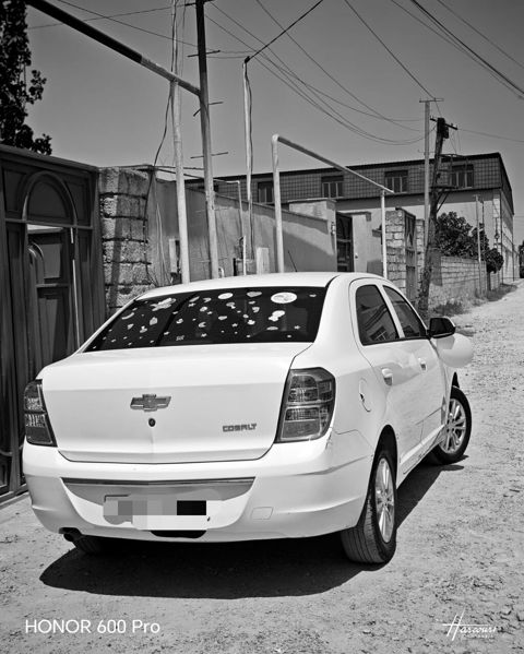 Chevrolet Cobalt – ağ rəngli sedan Xüsusiyyətlər: - Kuzov: 4 qapılı — Bakı