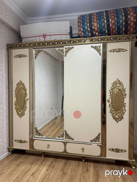 *Dolab* Qiymət *270 AZN* Ölçüsü 240 eni/225 sm hündürlüyü ünvan — Bakı
