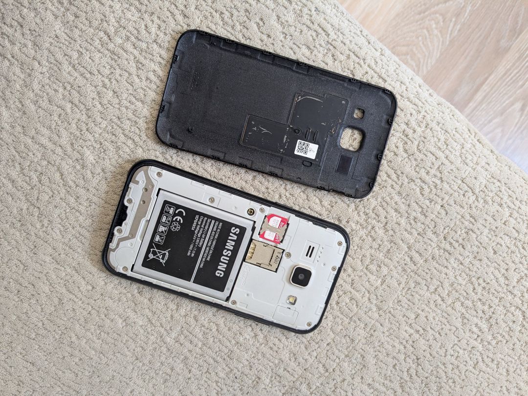 Samsung Galaxy J1 Black 4GB — Smartfonlar, Bakı (3)