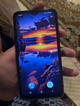 Android smartfon Xüsusiyyətlər: - Ekran: damcı formalı çıxıntılı — Digər smartfonlar