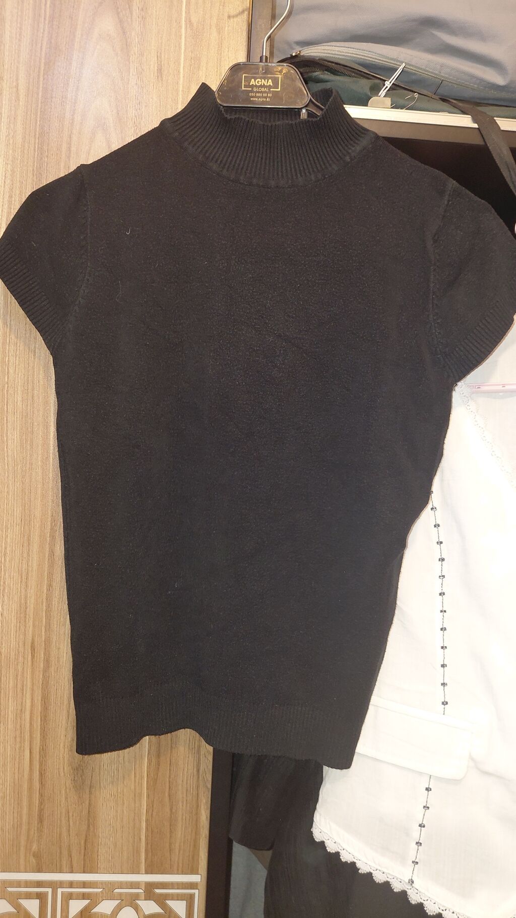 Maksimun 10 alana 1 manatdan Qadın üst geyimləri dəsti 1) Ağ T‑shirt — Futbolka və polo, Bakı (10)
