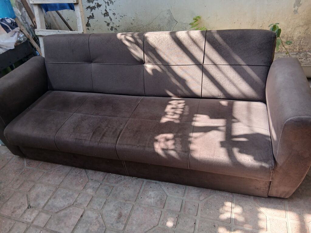 Qəhvəyi rəngli 3 nəfərlik divan satiram. Real alicilar elaqe saxlasin — Divanlər, Bakı (2)