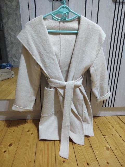 Palto tipli üst geyimi - Rəng: krem/ağ - Model: kəmərli, yanlarda iki — Bakı