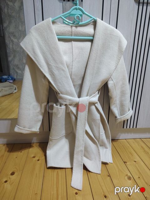 Palto tipli üst geyimi - Rəng: krem/ağ - Model: kəmərli, yanlarda iki — Bakı