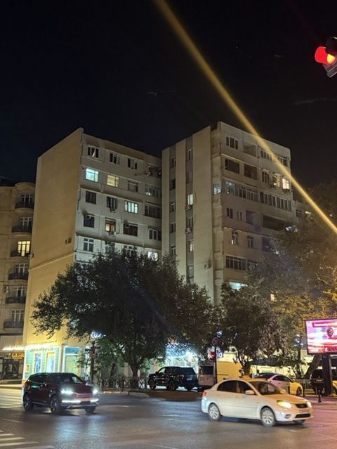 Inqilabda 36 ve 258 Nömreli Məktəbin yanında(Music Qallery Binası) — Bakı