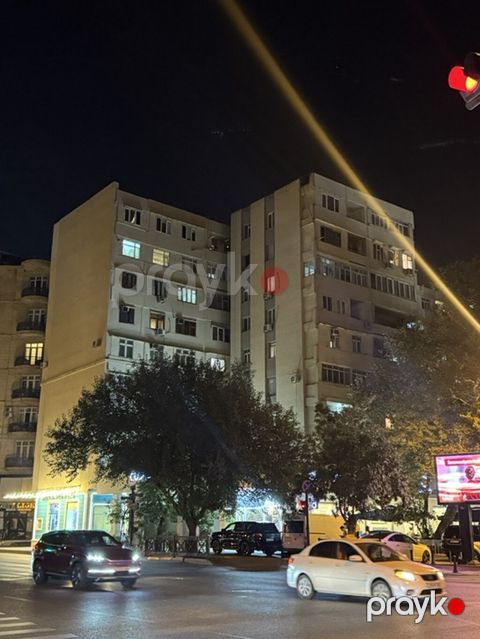 Inqilabda 36 ve 258 Nömreli Məktəbin yanında(Music Qallery Binası)