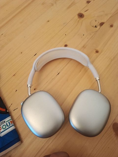 Gümüş rəngli over‑ear simsiz qulaqlıq - Yastı, oval alüminium kasa — Bakı