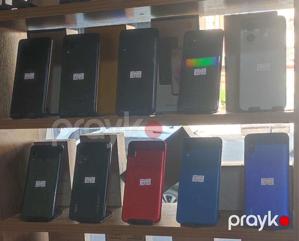 Məhsul: Mobil telefonlar və aksesuarlar vitrini Təsvir: - Vitrində — Vitrini, Bakı (2)