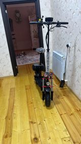 Elektrikli skuter – güclü iki motorlu, iri təkərli off-road model — Скутеры
