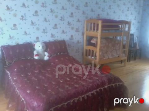Mastaga da tam merkezde poctun yaninda poliklinkaya yaxin 3 otaqli