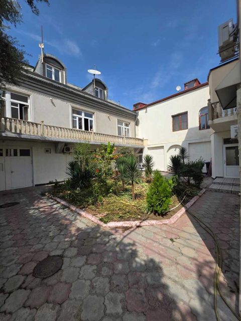 İcarəyə verilir 8 otaqlı həyət evi/bağ evi 500 m² — Bakı