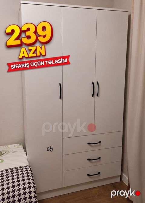 Ağ rəngli, minimalist dizaynlı geyim dolabı. Üç qapılı konstruksiya