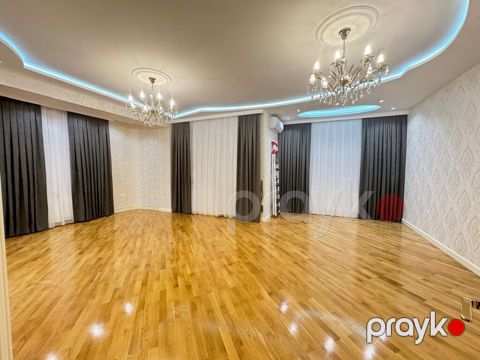 8-ci mikrorayon, 4 otaqlı, Yeni tikili, m. Azadlıq Prospekti, 156 kv. m
