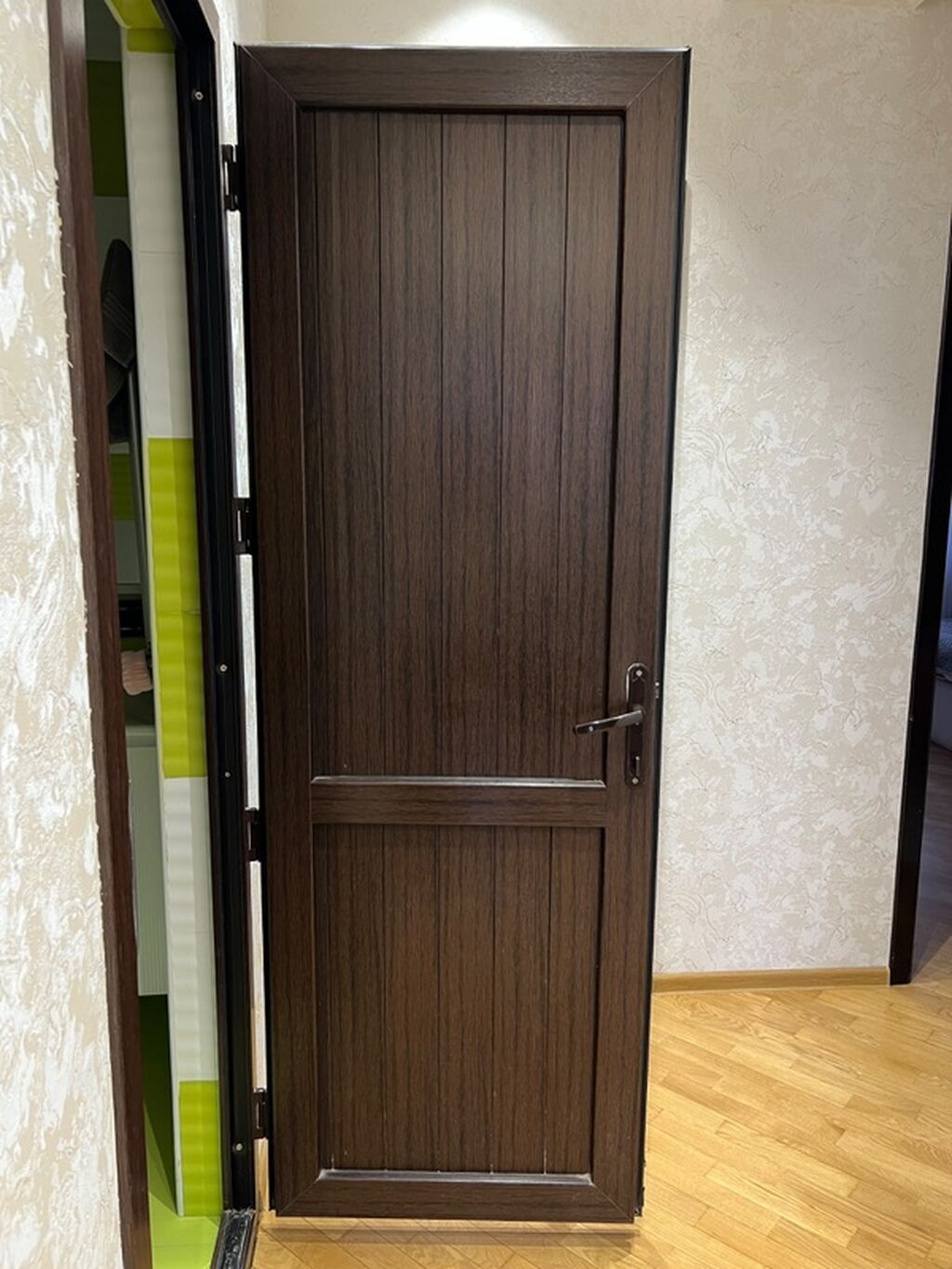 Daxili qapı – tünd qəhvəyi rəng, klassik dizayn - Material: ağac — Pəncərələr, qapılar, balkonlar, Bakı (2)