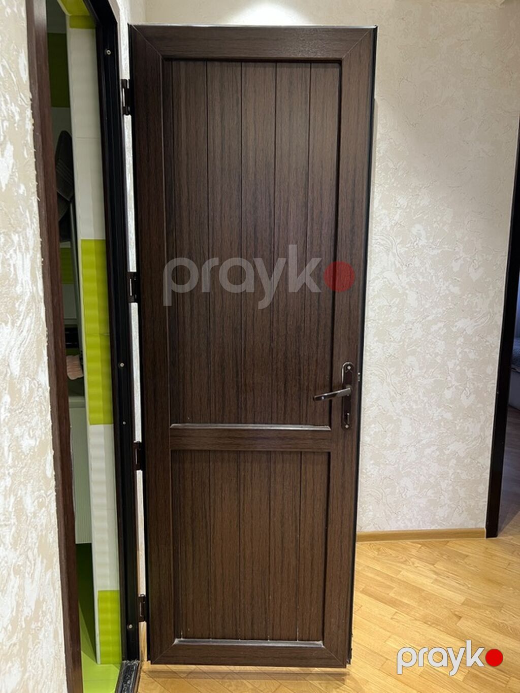Daxili qapı – tünd qəhvəyi rəng, klassik dizayn - Material: ağac — Pəncərələr, qapılar, balkonlar, Bakı (2)