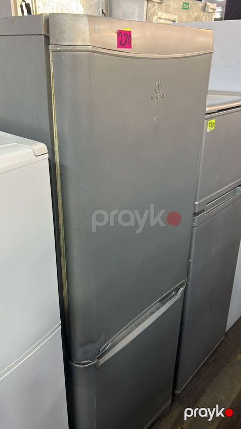 Indesit iki qapılı soyuducu - Gümüş rəngli korpus, yuxarıda soyuducu — Digah