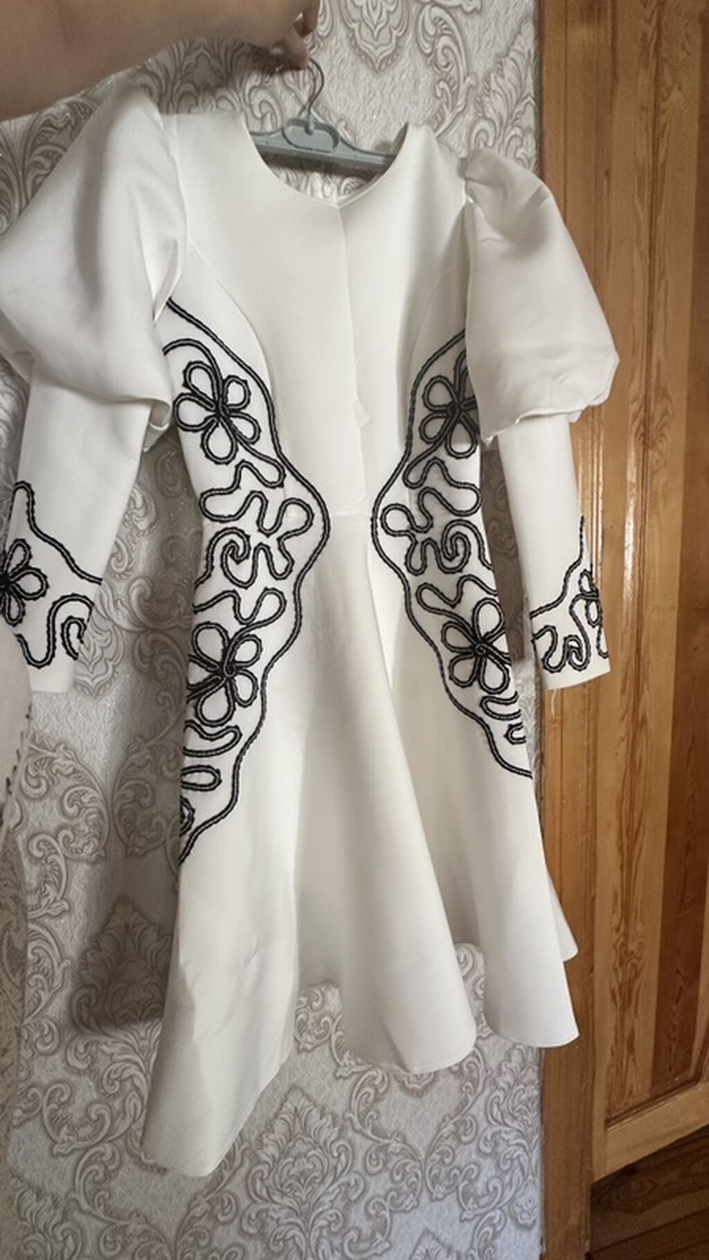 Ağ rəngli qadın paltarı - Model: midi uzunluqlu, ətəyi qollu — Axşam paltarları, Digah (2)