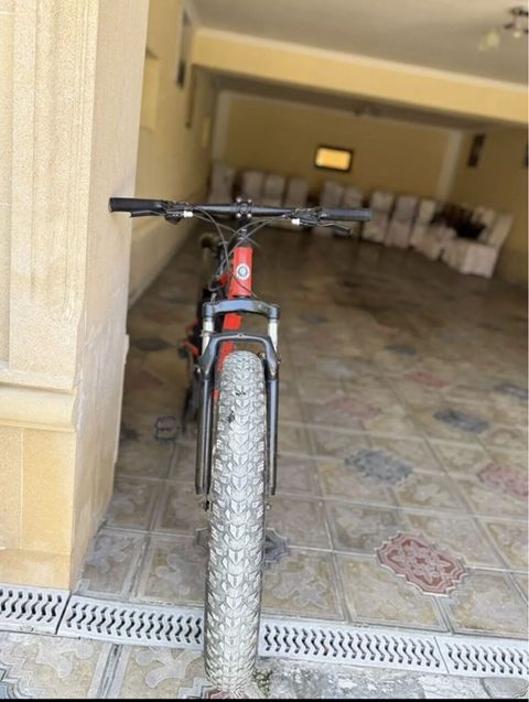 Dağ velosipedi – ön amortizatorlu, geniş protektorlu təkərlər. - Rul — Digah