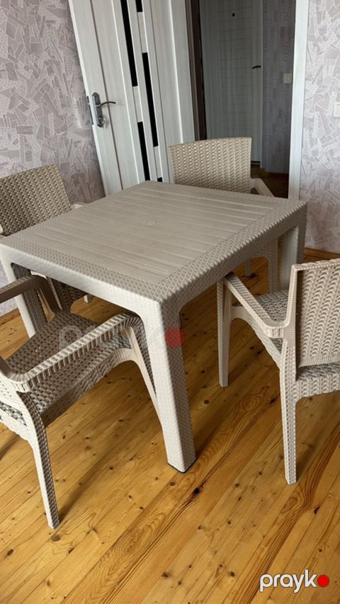 Məhsul: 4 nəfərlik masa–stul dəsti Təsvir: - Rattan fakturalı, bej — Bakı