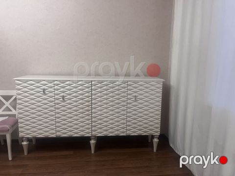 Ağ rəngli dekorativ komod/büfe - Dizayn: Ön panellərdə rombvari — Saray