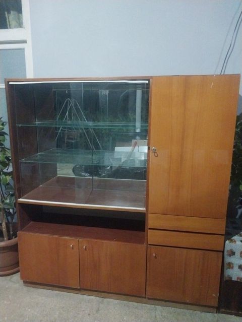 Vitrinli bufet-dolab - Material: taxta karkas, ön hissədə şüşə vitrin — Digah