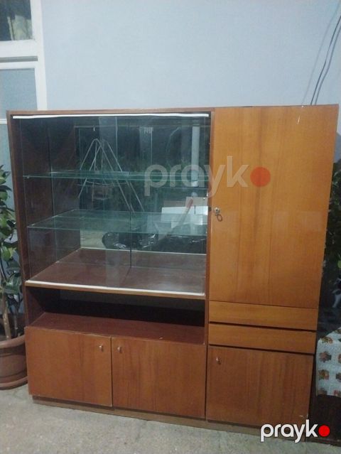 Vitrinli bufet-dolab - Material: taxta karkas, ön hissədə şüşə vitrin — Digah