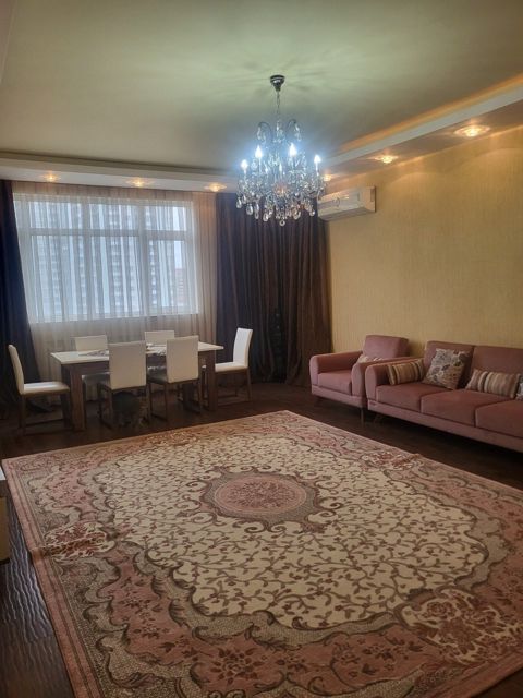 Satılır 4 otaqlı yeni tikili 180 m² — Bakı