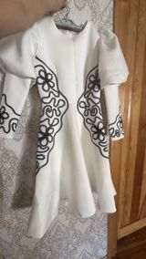 Ağ rəngli qadın paltarı - Model: midi uzunluqlu, ətəyi qollu — Ziyafət donları